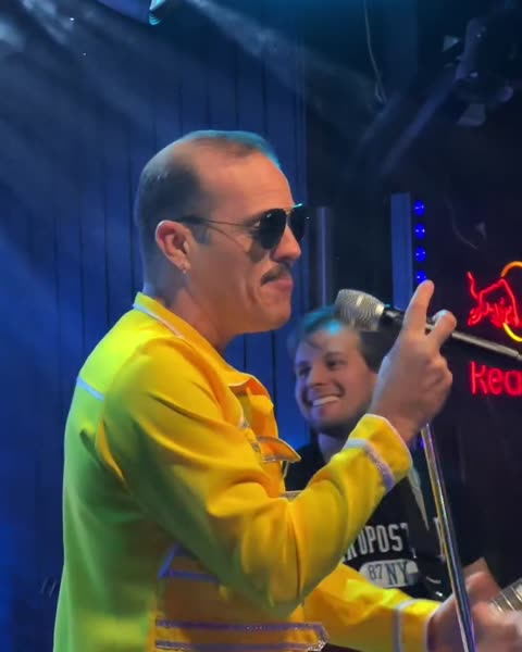 Vocalista caracterizado de Freddie Mercury, do Queen